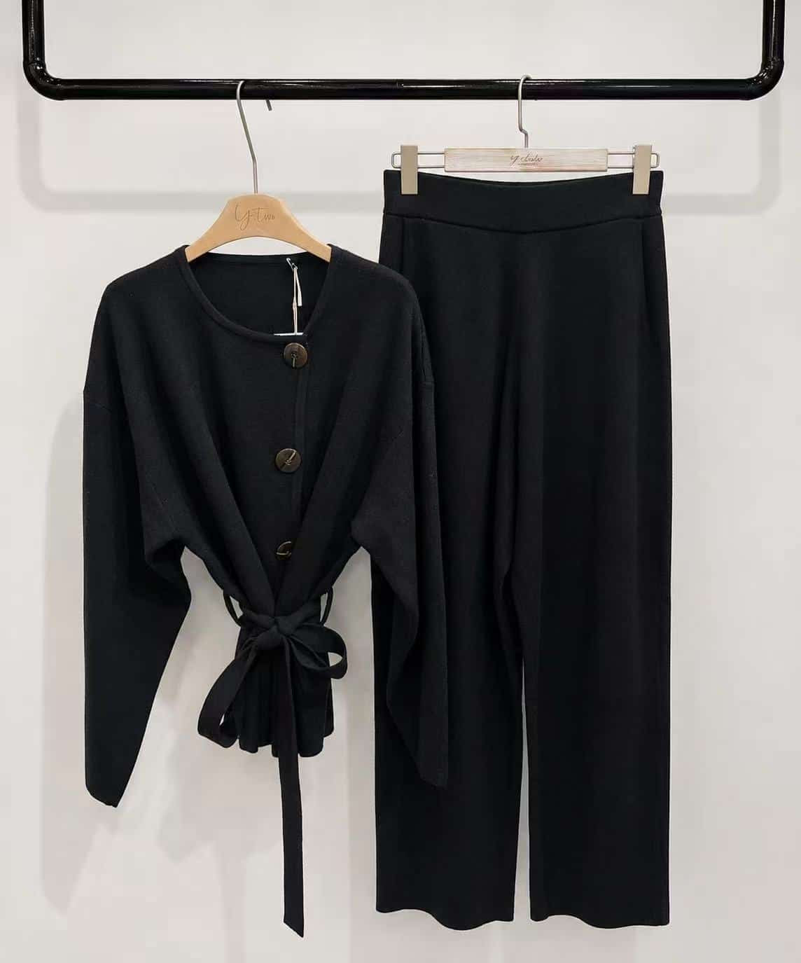 Elegantes Strick-Set mit Bindegürtel