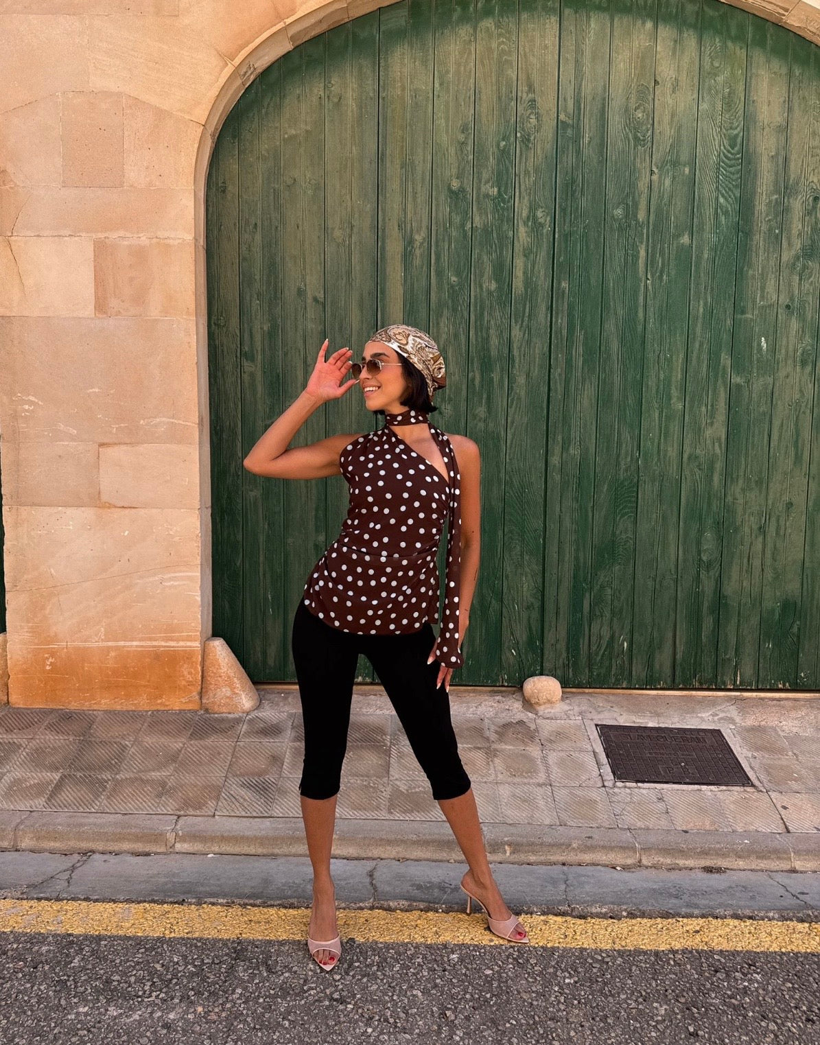 Asymmetrisches Polka-Dot Top mit Halterneck