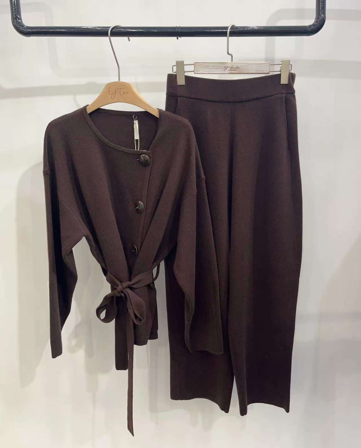 Elegantes Strick-Set mit Bindegürtel