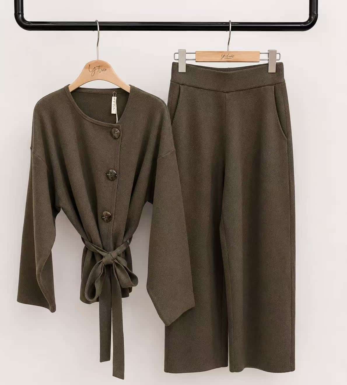 Elegantes Strick-Set mit Bindegürtel