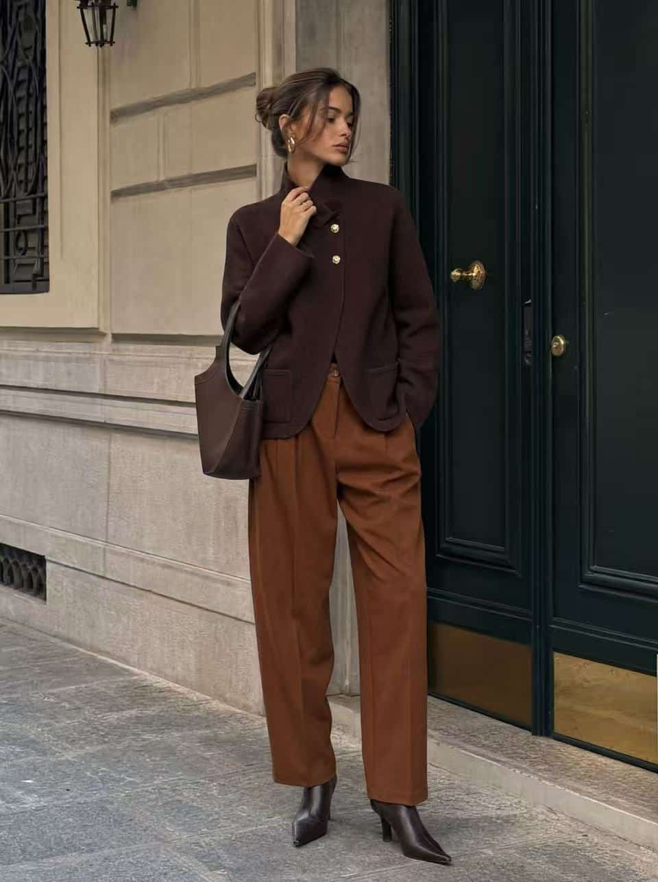 Elegante Strickjacke mit asymmetrischem Kragen