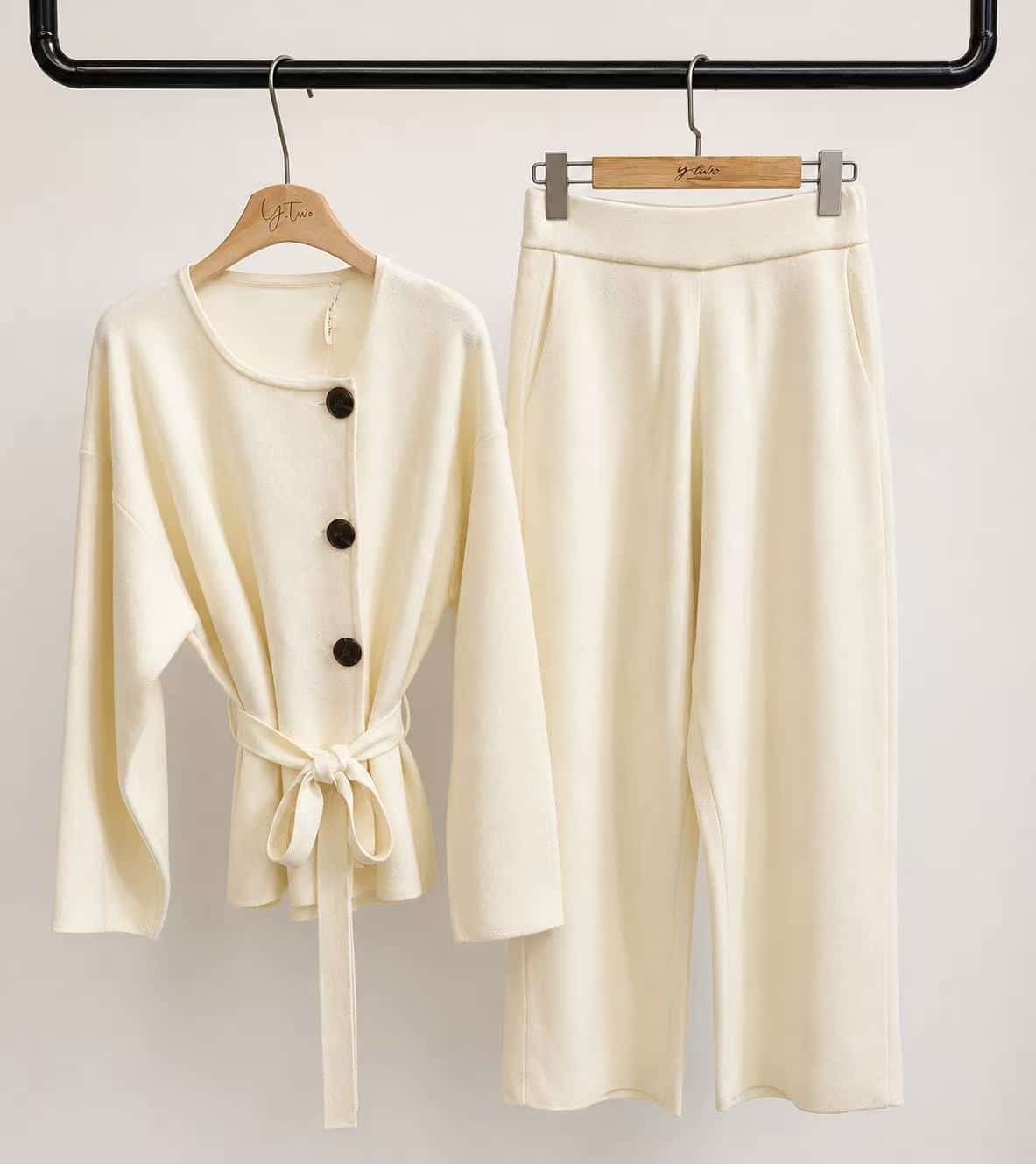 Elegantes Strick-Set mit Bindegürtel